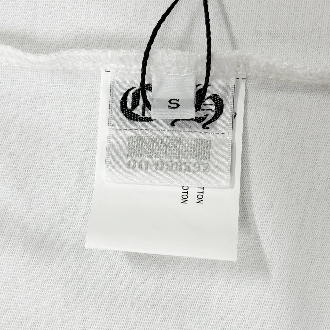 P170 Chrome Hearts Chrome Hearts 25 high version. The fabric is made of 300 grams of high-density pure cotton. It does not deform or shrink. It has three labels. It is the same style for men and women. Technology: suede foam printing. Color: white, black. SIZE: S-XL.